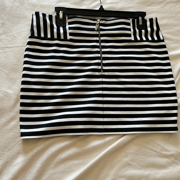Guess Brand Black and White Mini Pencil Skirt for Casual Wear - Picture 2 of 5